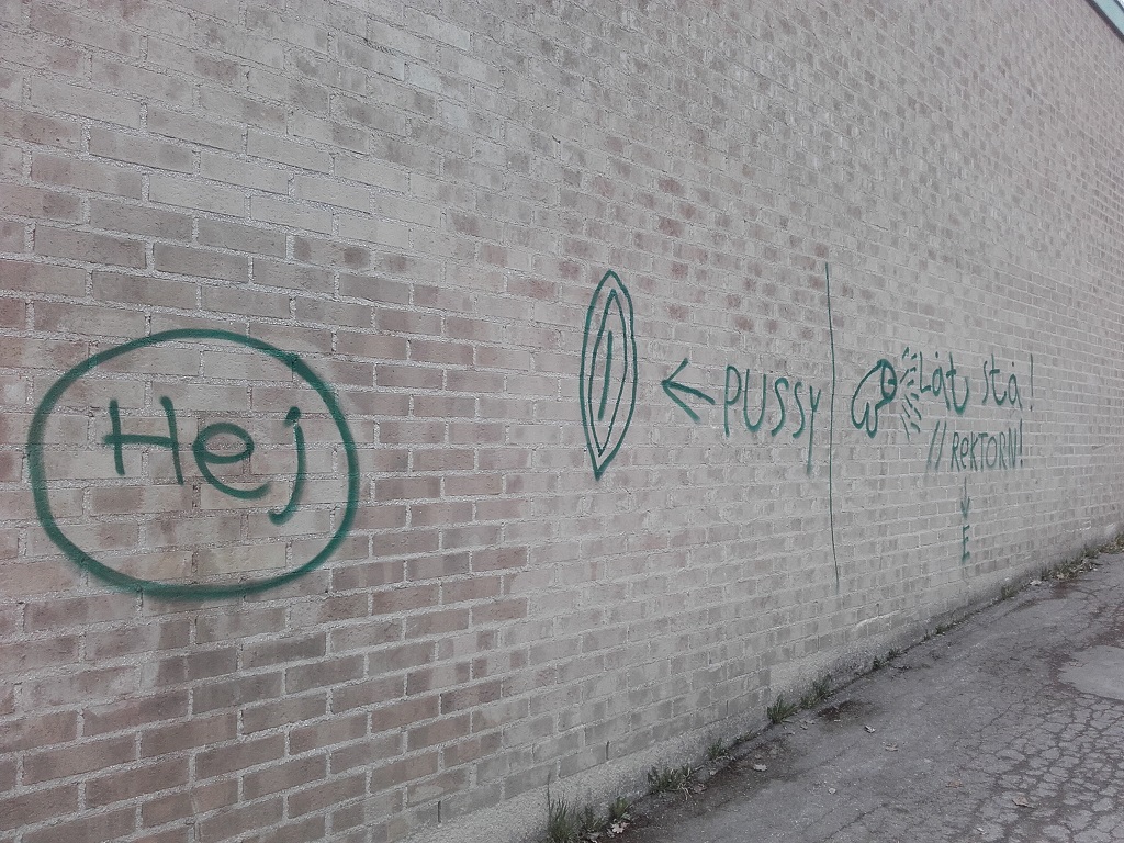 före-bild av juvenilt klotter på skola