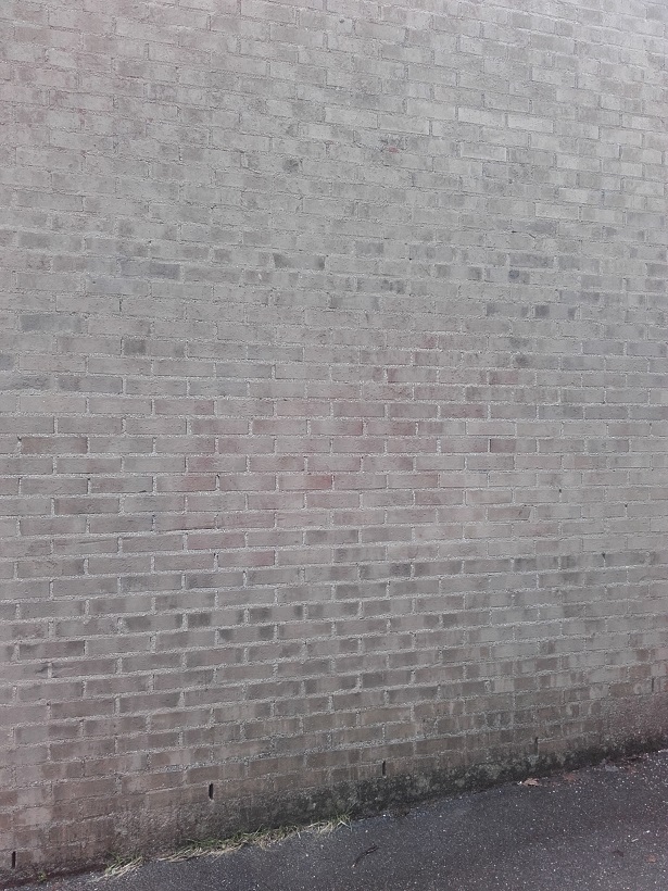 full bild av resultatet av juvenilt klotter på skola