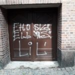 drabbad av klotter