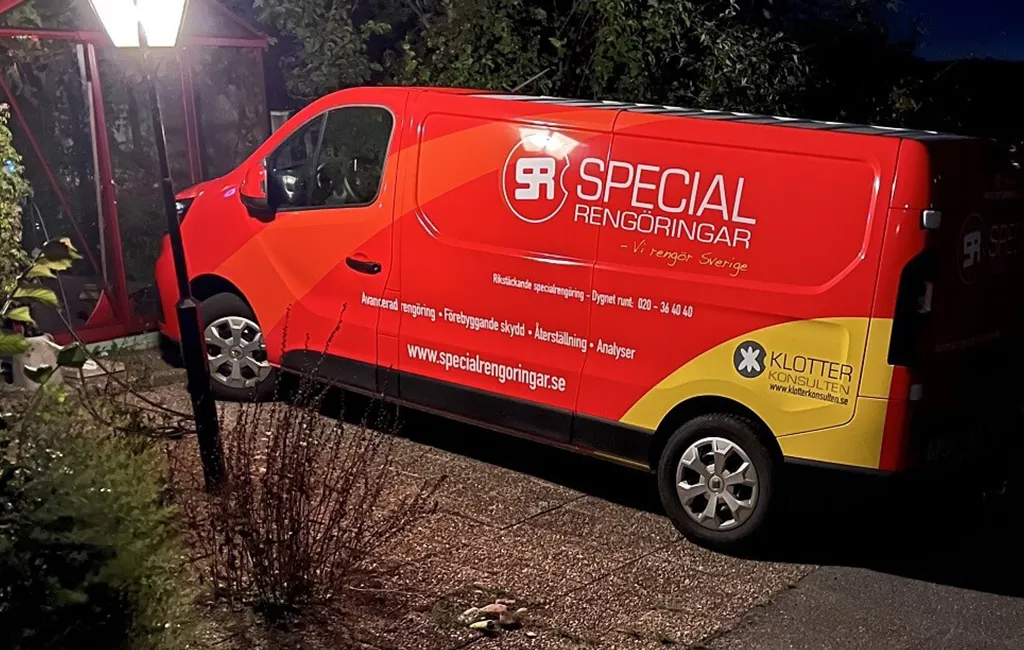 vår servicebil på jouruppdrag parkerad vid infart mitt i natten