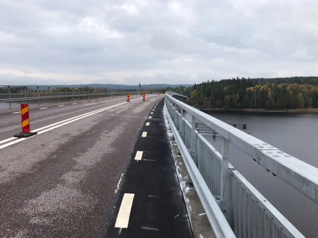 bild på väg vars kantbalk vi impregnerat