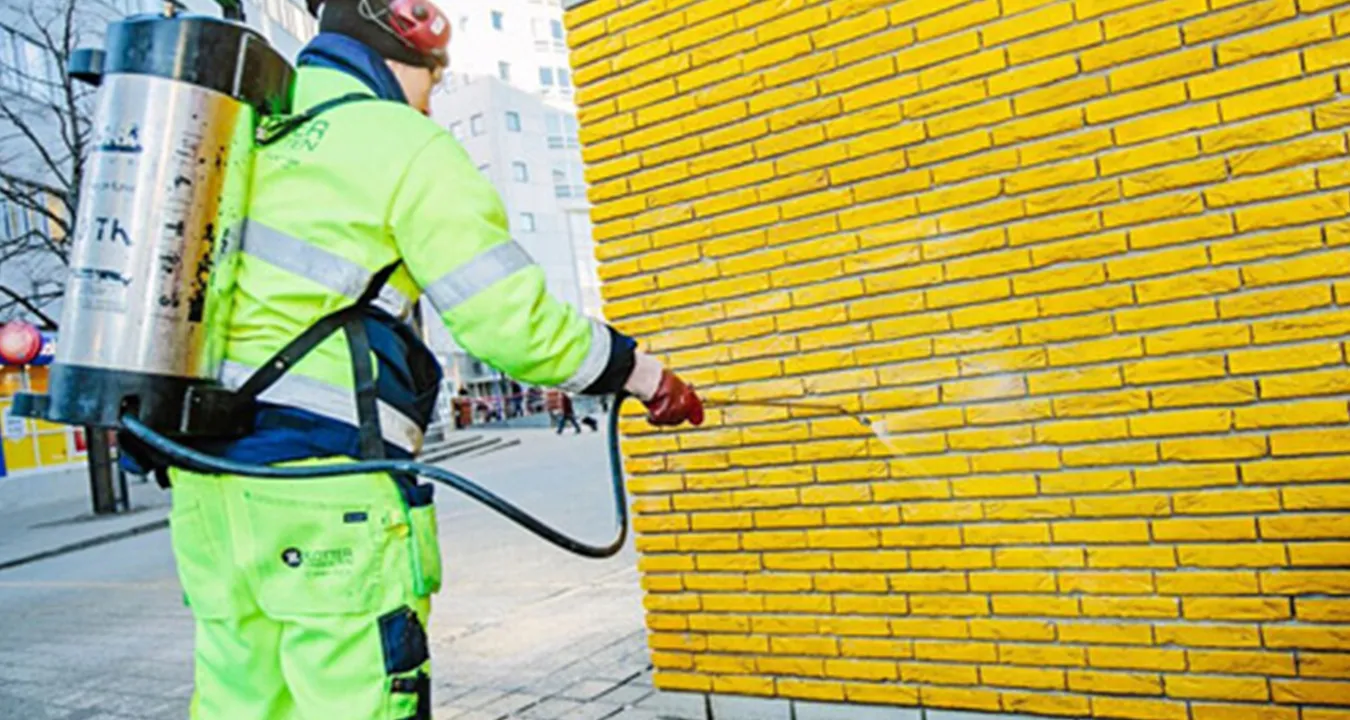 pågående applicering av vaxbaserat klotterskydd