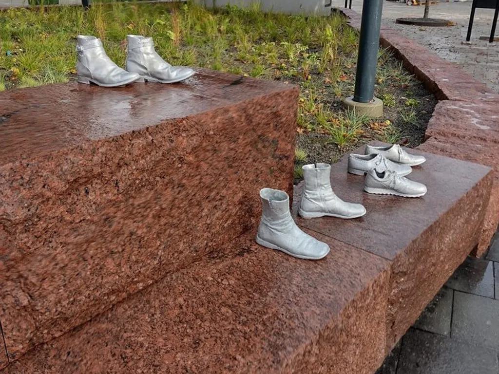 betongkonstruktion utanför Uppsala stadshus som klotterskyddats av oss