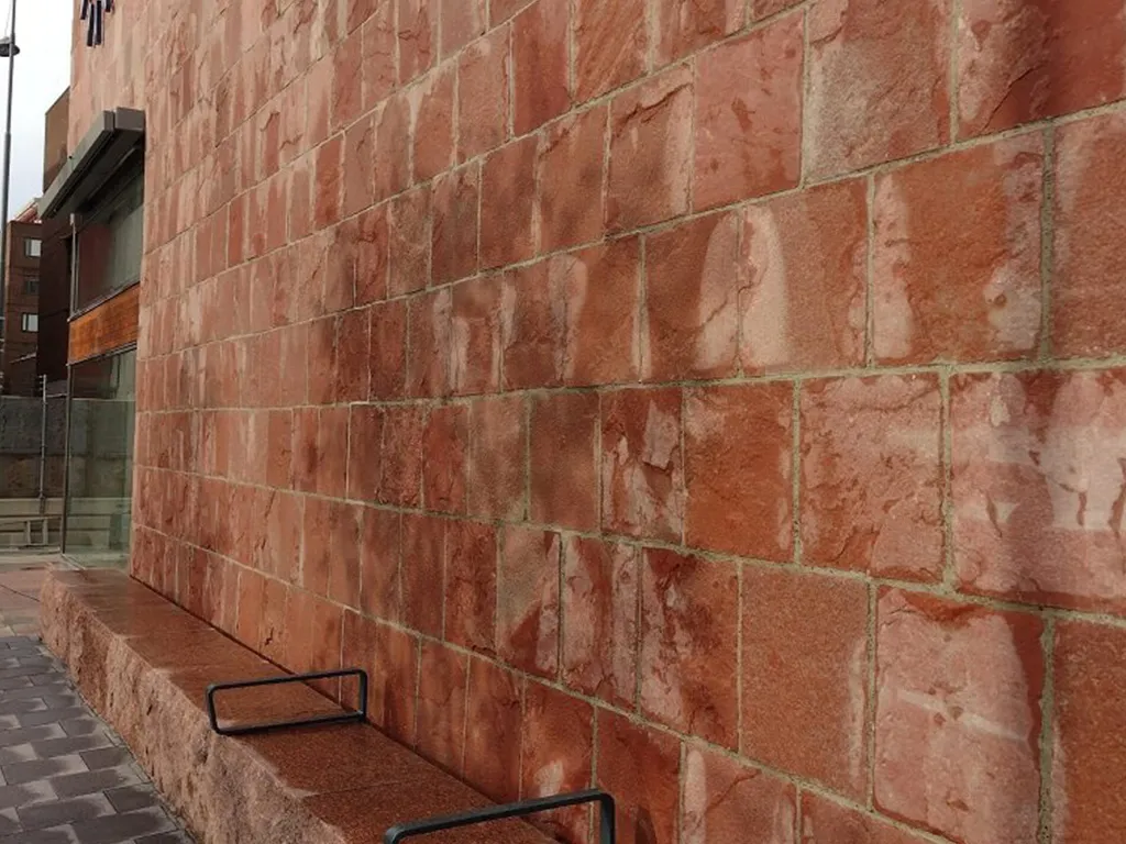 närbild på betongvägg på Uppsala stadshus som fått klotterskydd applicerat