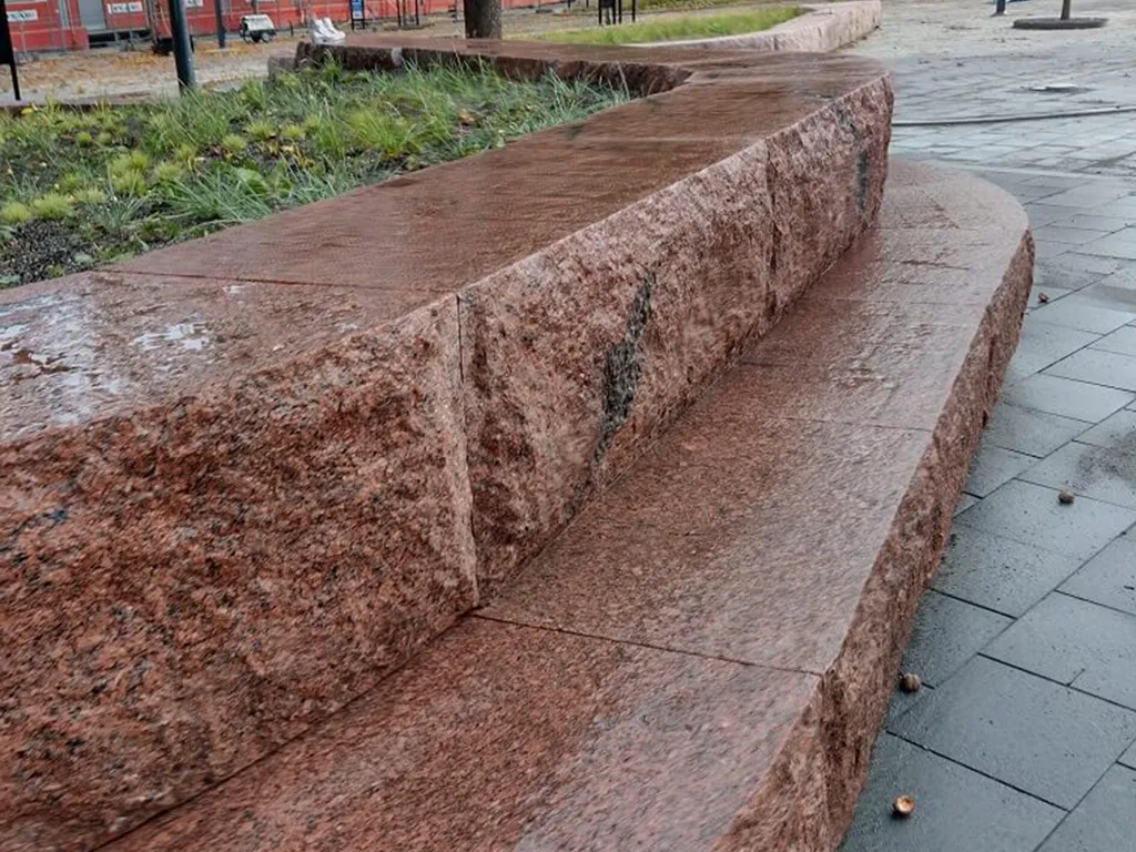 bild två på betongkonstruktion utanför Uppsala stadshus som klotterskyddats av oss