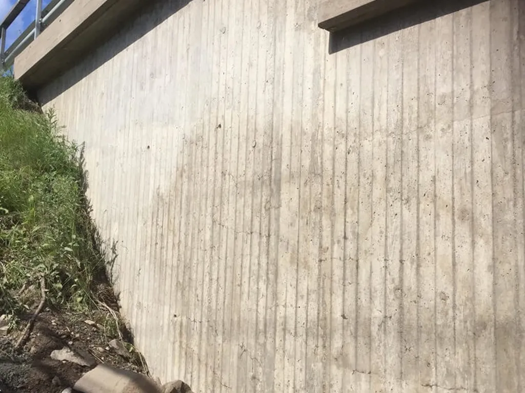 efterbild på nedklottrad betongbro inför sanering och impregnering