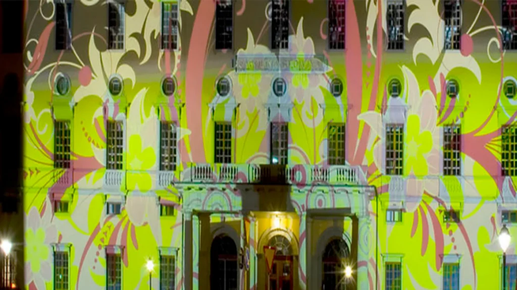 Klotterskydd av installation ”Allt ljus på Uppsala” vid Carolina Rediviva